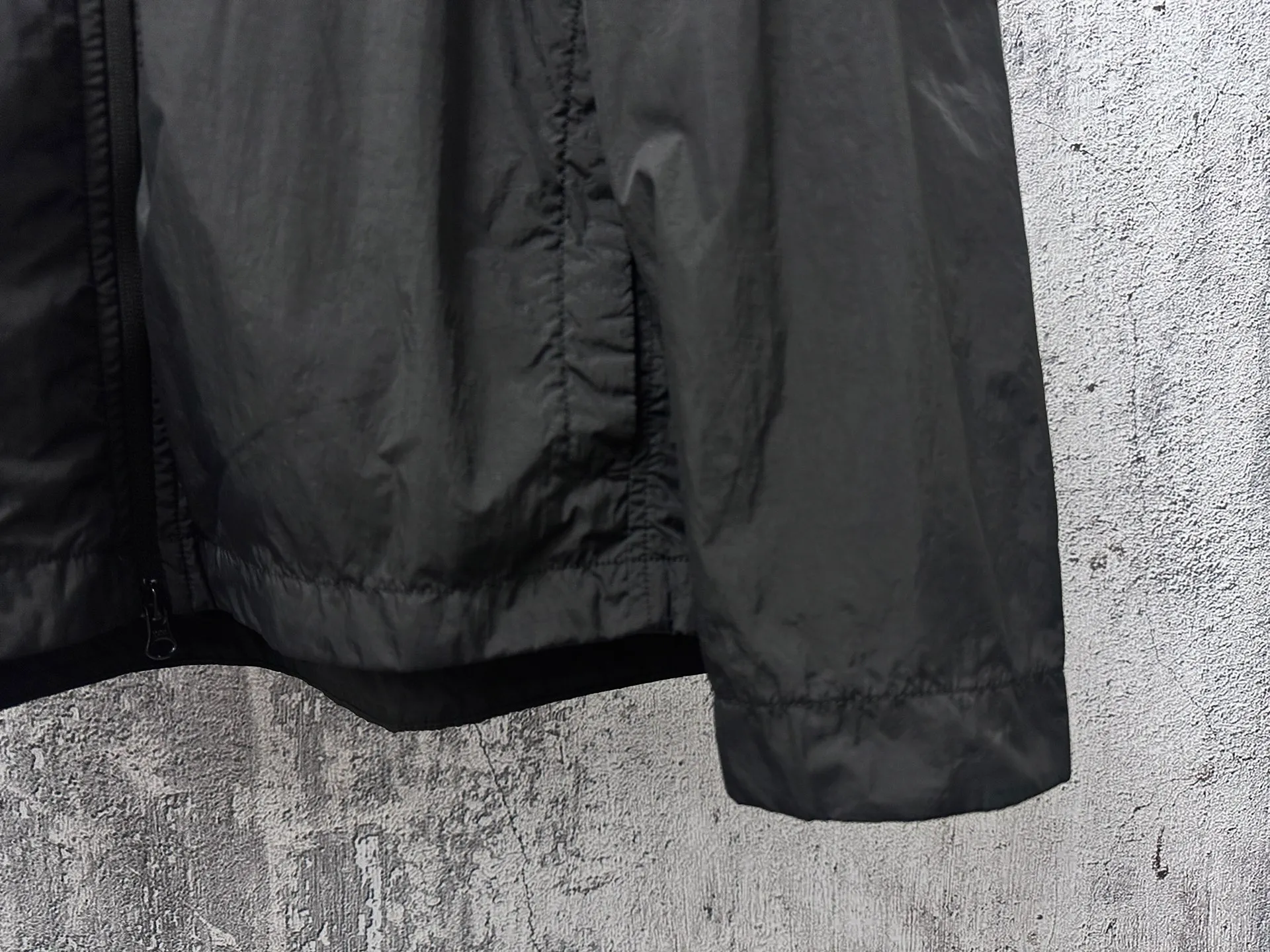 P360 [STONE ISLAND] Stone Island 25s black metal nylon jacket. Made of customized metal nylon fabric. The cost is quite high. The cross-section is Y-shaped. Fastness level is above level 3. Windproof, splash-proof, and anti-static. Garment dyeing technology gives a unique light metallic luster. Simple and elegant design. Compass mark on the left chest. Logo on the left sleeve. Uniform for men and women. Suitable for daily commuting. Size: S-XL